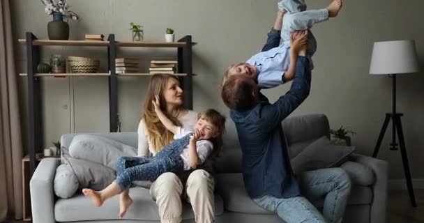Feliz família grande desfrutar de brincadeira em casa — Vídeo de Stock