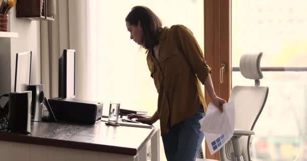Belgelerde gösterilen görsel veri bilgilerini analiz eden ciddi bir iş kadını — Stok video