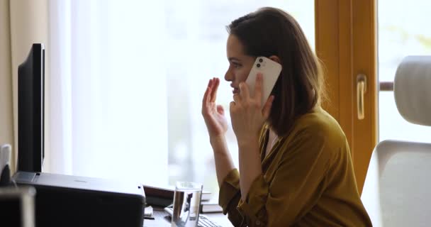 Kobiece rozmowy przez telefon i smsy na klawiaturze komputera — Wideo stockowe