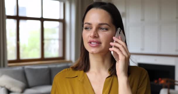 Κεφαλοκλείδωμα πορτρέτο όμορφη γυναίκα κρατά κινητό τηλέφωνο απολαύσετε συνομιλία — Αρχείο Βίντεο