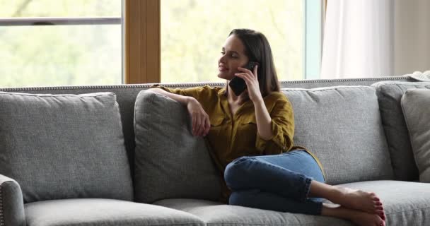 Vacker kvinna som har personliga samtal på telefon hemma — Stockvideo