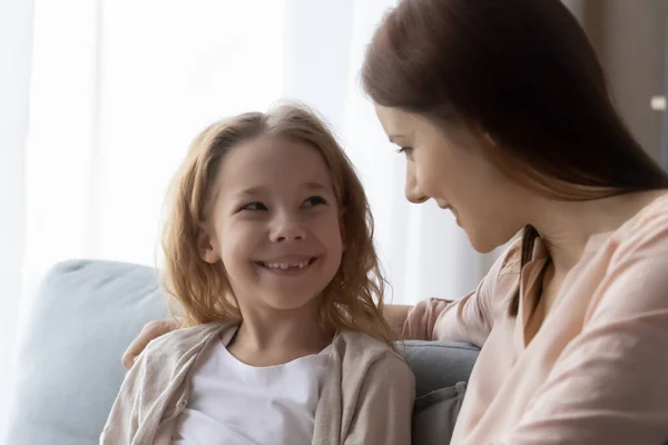 Glad ung grabb talar med omtänksam mor. — Stockfoto