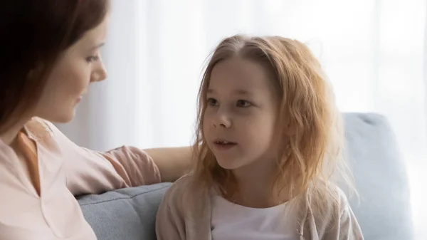 Millennial mamá celebración sincera de confianza conversación con linda hija. — Foto de Stock