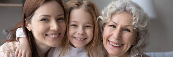 Связывает любящую семью, позирующую вместе дома.