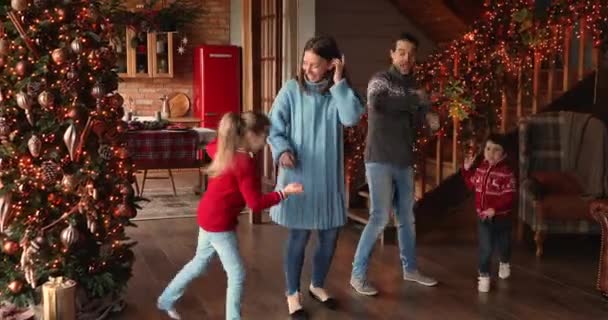Feliz familia enérgica caucásica con niños bailando en la sala de estar. — Vídeo de stock