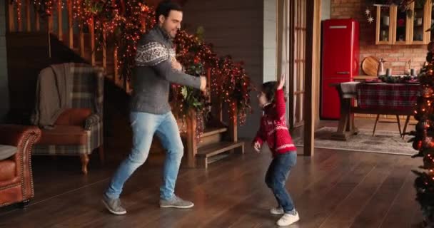 Sonriente alegre joven papá enseñando pequeño hijo bailando en casa. — Vídeos de Stock