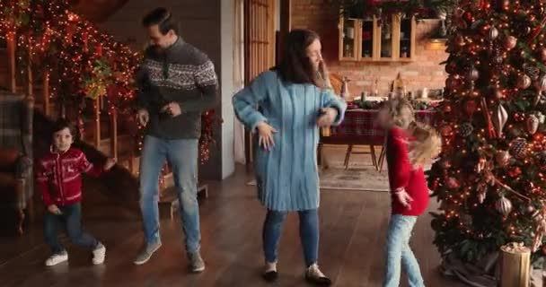 Emocionální pozitivní rodinné tance společně v zdobeném obývacím pokoji. — Stock video