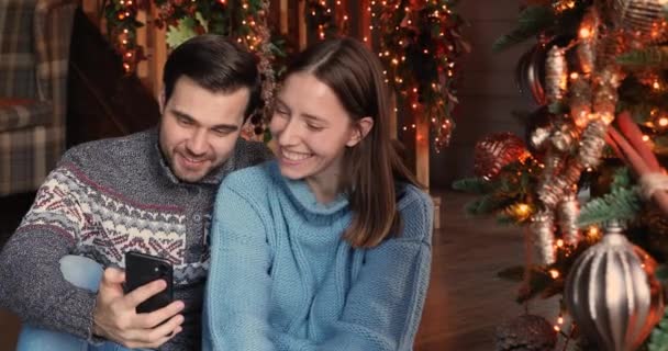 Šťastný rodinný pár pózující pro selfie shot na mobilním telefonu. — Stock video