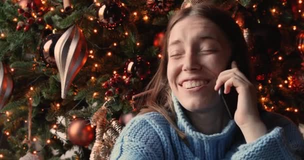 Щаслива 30-річна молода жінка вітає зі святами мобільними розмовами . — стокове відео