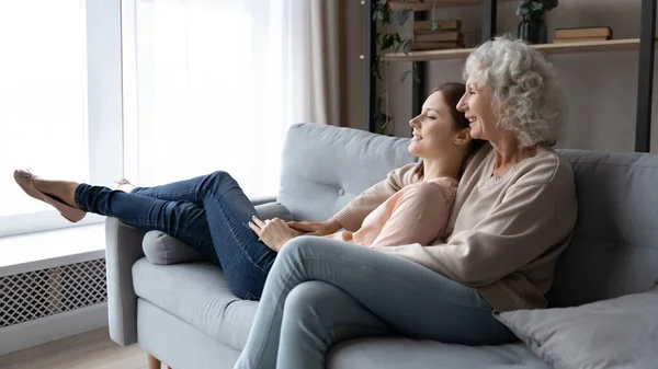 Sorrindo ligação duas gerações família desfrutando de fim de semana tranquilo em casa. — Fotografia de Stock