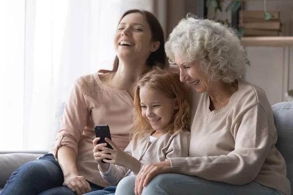 Щаслива сім'я використовує мобільні додатки вдома . — стокове фото