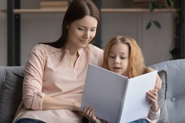 Glad familj läsa papper bok hemma. — Stockfoto