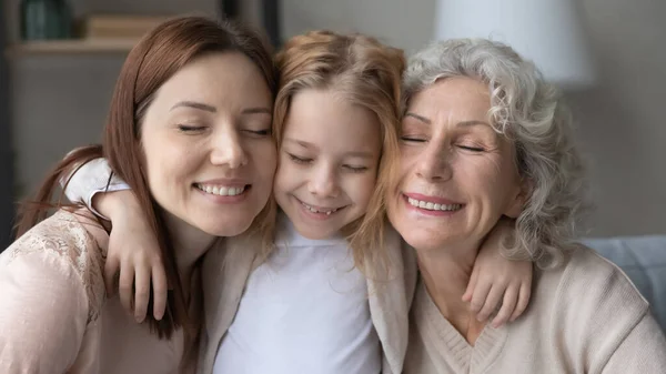 Sonriente familia de tres generaciones mostrando relaciones amorosas. —  Fotos de Stock