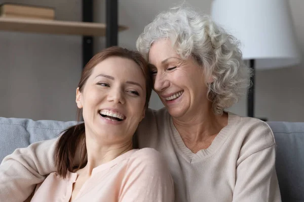 Glädjande äldre mor gosande lycklig vuxen dotter. — Stockfoto