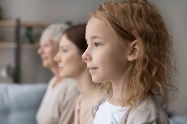 Glada olika generationer familj tittar på avstånd. — Stockfoto