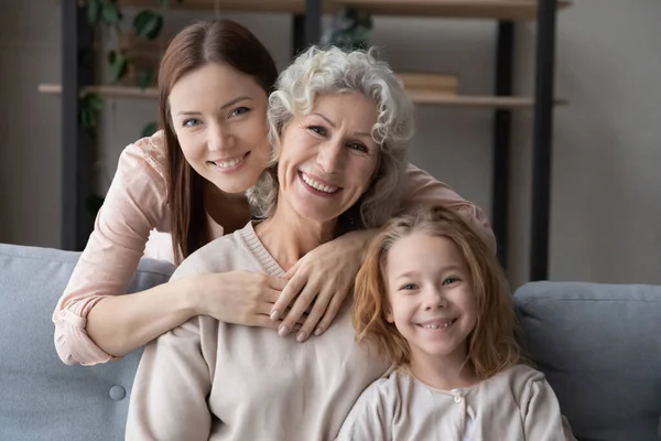 Porträtt av lyckliga tre kvinnliga generationer familj. — Stockfoto