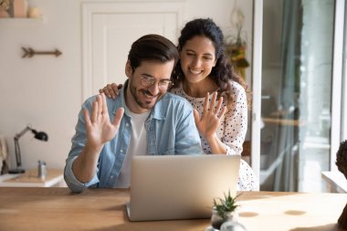 Çift bilgisayarla uzaktan akrabalarıyla video görüşmesi yapıyor.