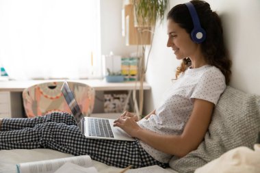 Kadın, video konferansına katılan bilgisayarları kablosuz bilgisayara bağladı