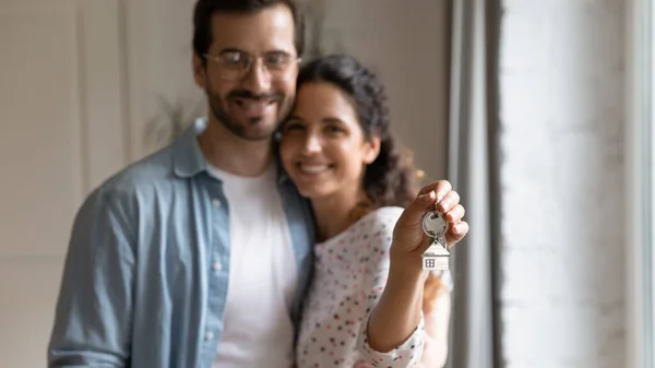 Pareja feliz mostrando un montón de llaves de su propia casa, primer plano —  Fotos de Stock