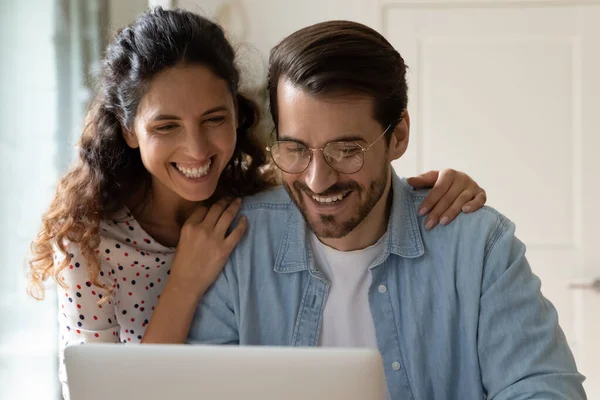 Femme heureuse et mari regardant l'écran d'ordinateur portable — Photo