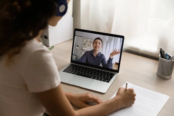 Indiano donna partecipare a videoconferenza schermo vista oltre femmina spalla — Foto Stock