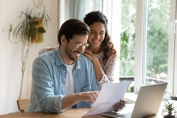 Gelukkig vrouw en echtgenoot lees goed nieuws in brief — Stockfoto