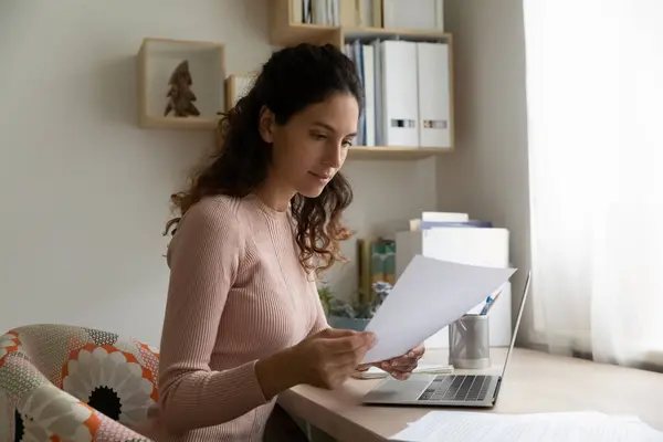 Hispanic woman sit at workplace desk reading received correspondence letter — Stock Photo, Image
