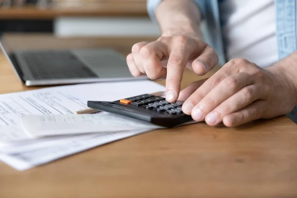 Man costs personal incomes and expenses using calculator close up — Stock Photo, Image