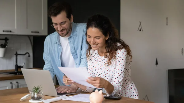 Familia feliz gestionar el presupuesto familiar, la lectura de la carta de reembolso del préstamo — Foto de Stock