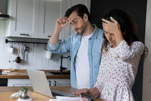 Los cónyuges millennials calculan los gastos del hogar sintiéndose confundidos por las facturas altas — Foto de Stock