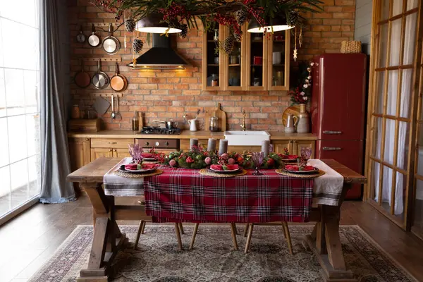 Casa aconchegante cozinha decorada para o Ano Novo — Fotografia de Stock