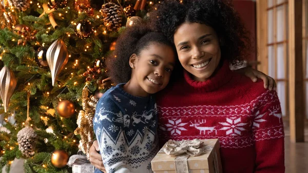 Portret etnicznej mamy i córki świętować Boże Narodzenie — Zdjęcie stockowe