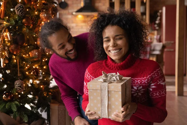 Glückliches Paar tauscht Geschenke zu Weihnachten aus — Stockfoto