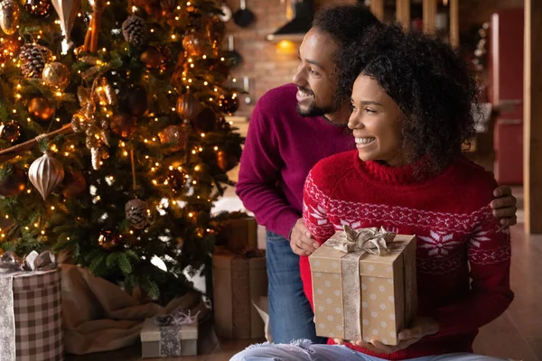 Happy biracial pár slaví Vánoce doma spolu — Stock fotografie