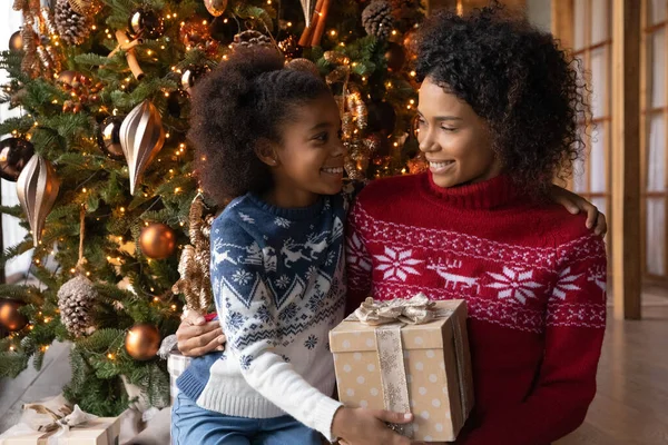 Happy biracial maminka s dcerou rozbalit vánoční dárky — Stock fotografie