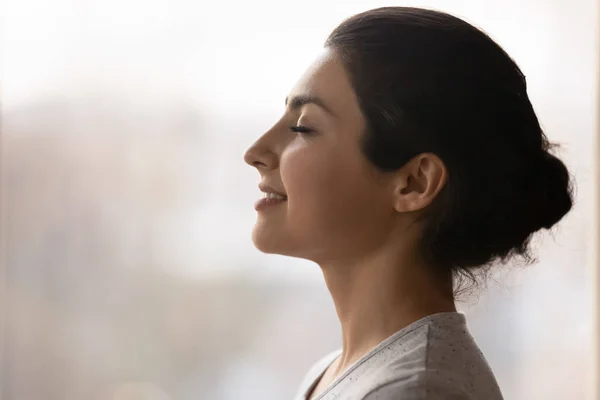 Calma millenaria signora indiana respiro profondo meditare con gli occhi chiusi — Foto Stock