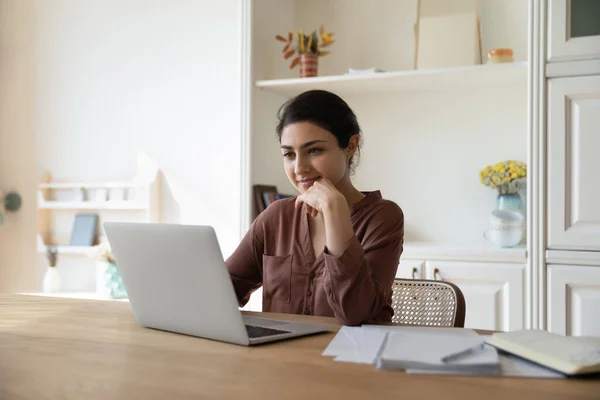 Trabalho freelancer feminino milenar positivo no laptop de casa — Fotografia de Stock