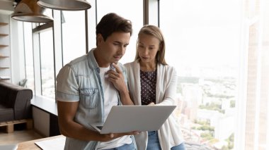 Çeşitli çalışanlar çevrimiçi olarak bilgisayar tartışması yapıyor