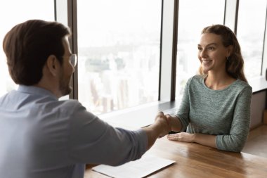 Toplantıda erkek patron el sıkışması kadın başvuru sahibi