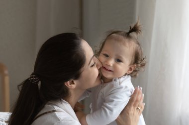 Yeni anne kucağında küçük bir çocuk taşıyor.