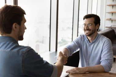 Heyecanlı erkek aday el sıkışma işvereni ofiste