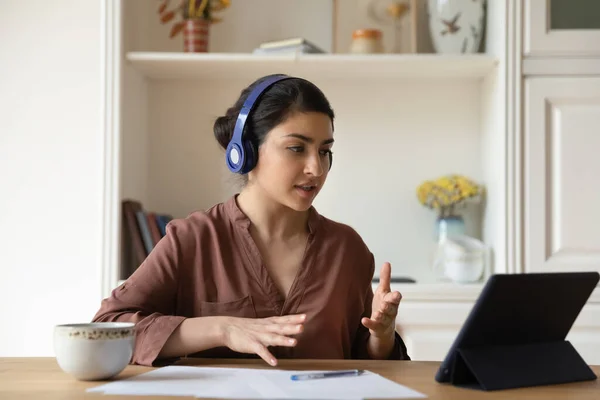 Young biracial female consult from home using tablet and headphones — Stock Photo, Image