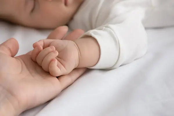 Nueva mamá y el bebé recién nacido manos de cerca —  Fotos de Stock