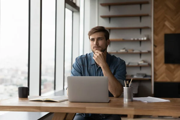 Pensive mężczyzna pracownik praca na laptop myślenie — Zdjęcie stockowe