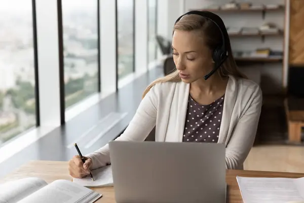 Mujer pensativa en auriculares estudio en línea en el ordenador — Foto de Stock