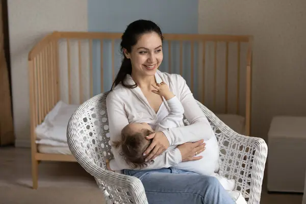 Pensativo mamá alimentación niño bebé leche de mama — Foto de Stock