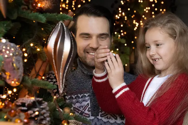 Joyeux jeune père décorant arbre de Noël avec petite fille. — Photo