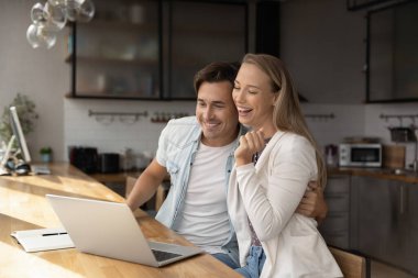 Gülümseyen beyaz çift internette iyi haberlerle zafer kazandı.