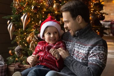 Neşeli milenyum babası anaokulu çocuğuyla eğleniyor..