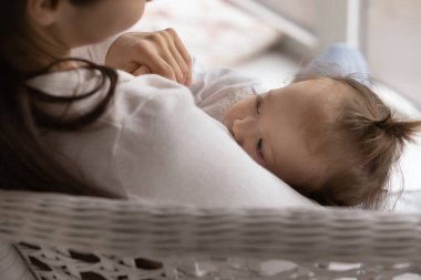 Omzunun üstünden aç bebeğin göğüslerinden süt içişini.